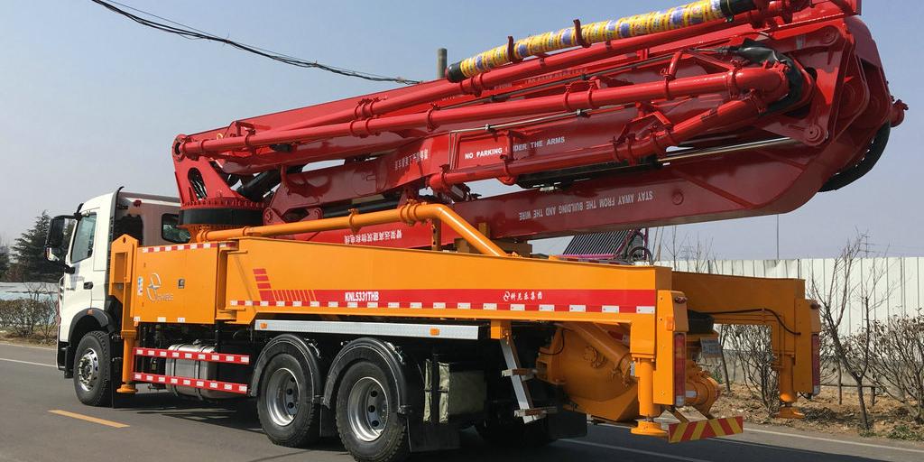 小型混凝土泵車側(cè)翻緣故